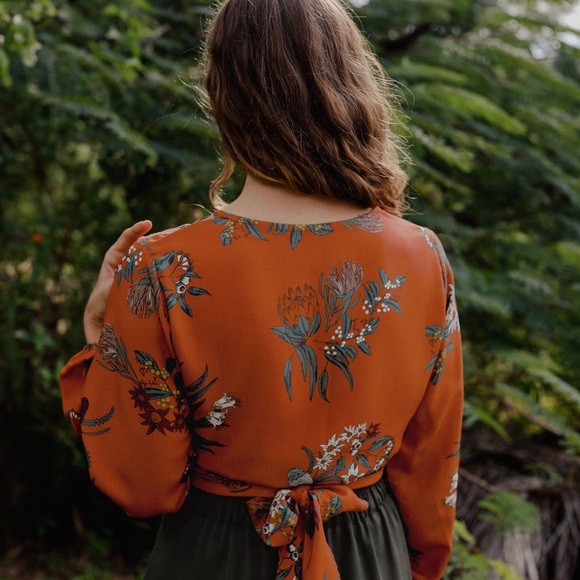 Tasi Travels long sleeve floral burnt orange wrap blouse - size M/L - Picture 2 of 8